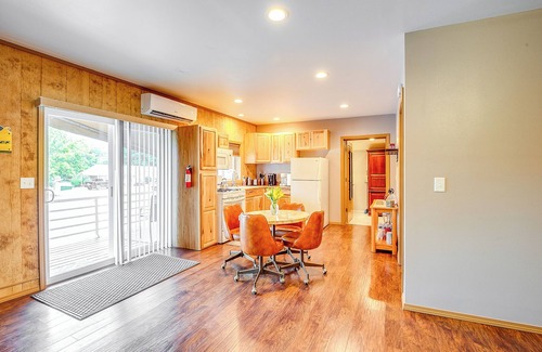 Murphysboro Apartment | Murphysboro Retreat w/Deck Near Kinkaid Lake!