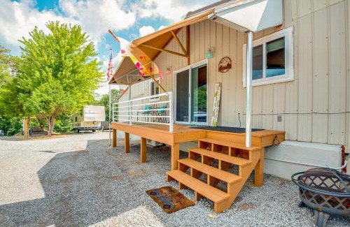 Murphysboro Apartment | Murphysboro Retreat with Deck Near Kinkaid Lake!