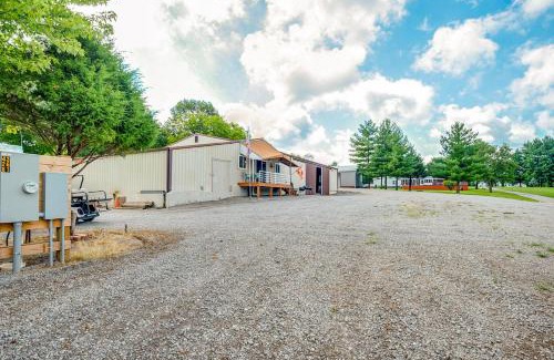 Murphysboro Apartment | Murphysboro Retreat with Deck Near Kinkaid Lake!