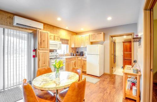 Murphysboro Apartment | Murphysboro Retreat with Deck Near Kinkaid Lake!
