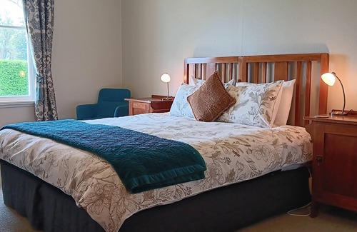 Manapouri Bed & Breakfast | Murrell's Grand View House