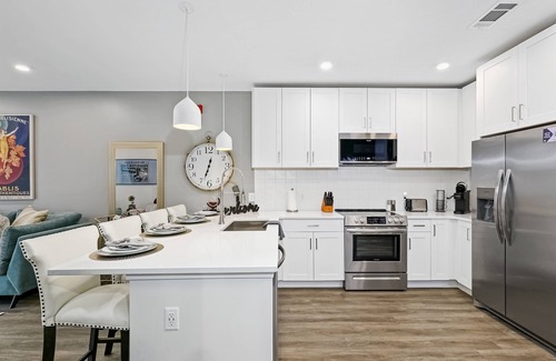 Rolling Mill Hill Condo | Muse | Classy downtown condo with AC, rooftop lounge & fitness room