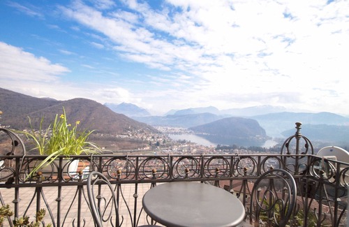 Cadegliano-Viconago Apartment | Music apartment
