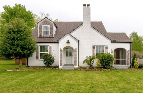 Inglewood House | Music City Estate - Large Private Backyard