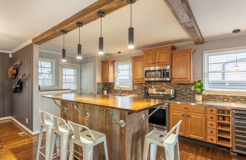 Edgehill House | Music Row Bungalow - Walkable to Music Row