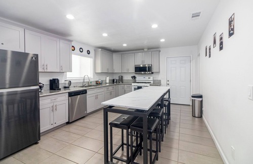 Redlands House | Music themed home, PacMan Arcade, Sleeps 9, BBQ, Fire Pit, Wi-Fi