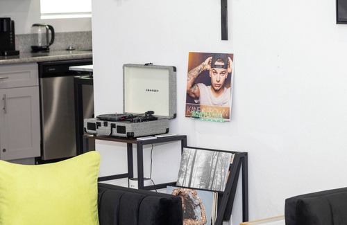 Redlands House | Music themed home, PacMan Arcade, Sleeps 9, BBQ, Fire Pit, Wi-Fi