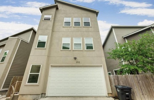 Greater East End House | 🎵Musical Getaway in East Downtown |Luxury Townhome
