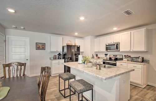Pine Forest House | Musical Pensacola Home w/Fire Pit + Grill!