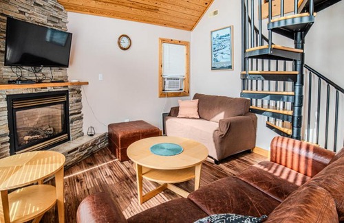 Muskoka Lakes Ski Chalet | Muskoka Lakefront 3-bdrm Chalet