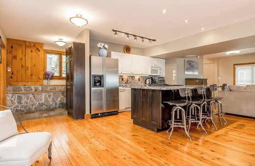 Gravenhurst House | Muskoka Lakeshore Cottage Bliss