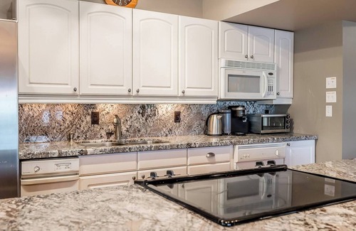 Gravenhurst House | Muskoka Lakeshore Cottage Bliss