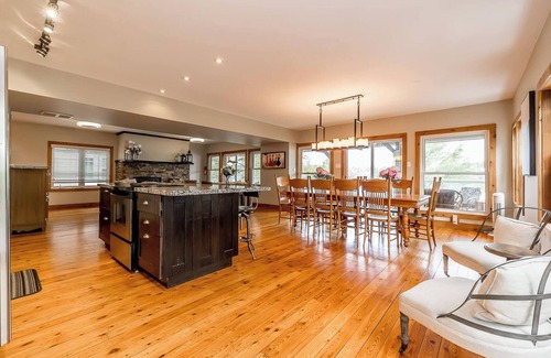 Gravenhurst House | Muskoka Lakeshore Cottage Bliss