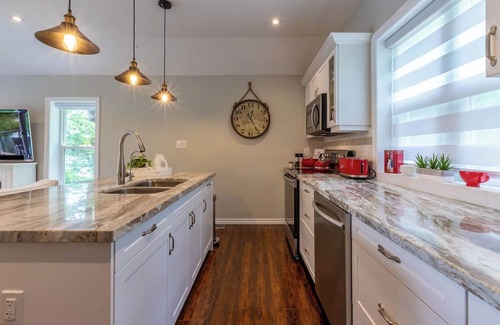 Bracebridge Cottage | Muskoka Retreat with Barrel Sauna