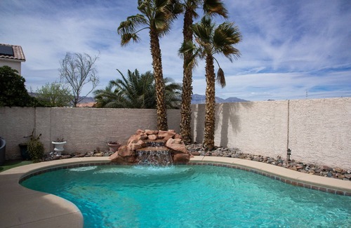 Sovana House | Must love pitbulls, private room in nice home with pool and hot tub
