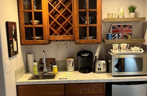 West Salem Apartment | Myrtle Cottage Guesthouse West Salem