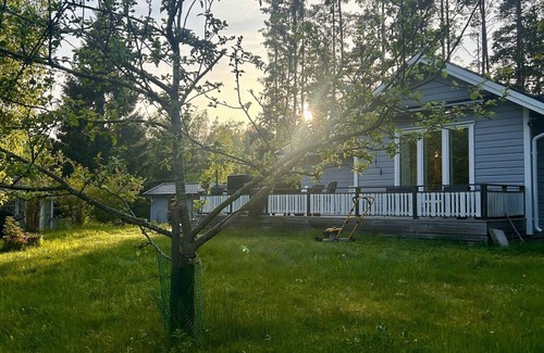 Sodersvik Cabin | Mysig Stuga i Västanvik. Härlig Altan i Bästa Solläge och Stor Barnvänlig Tomt