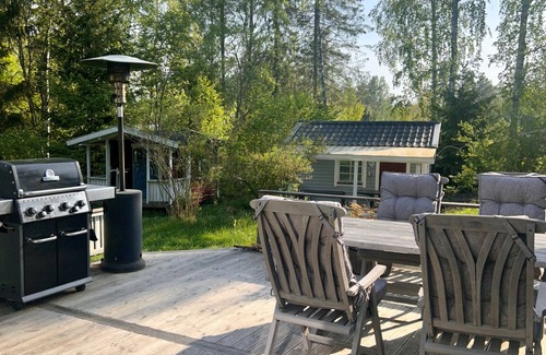 Sodersvik Cabin | Mysig Stuga i Västanvik. Härlig Altan i Bästa Solläge och Stor Barnvänlig Tomt