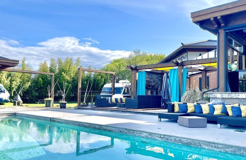 Delta Bed & Breakfast | Mystery Mansion Suit - Pool + Hot Tub