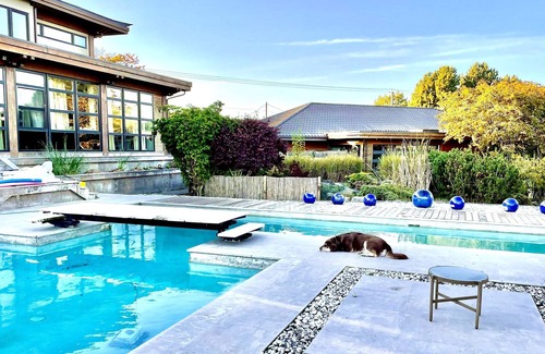 Delta Bed & Breakfast | Mystery Mansion Suit - Pool + Hot Tub