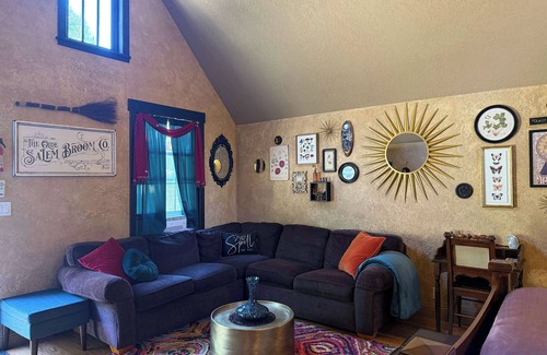 Selma House | Mystic’s Cottage Queen Cabin Soaking Tub Wi-Fi AC