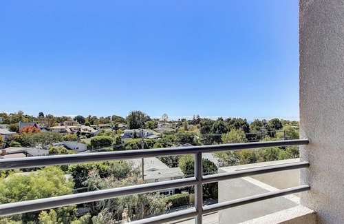 Pacific Palisades Condo | n"Your Ideal Coastal Retreat! Walking Distance to Everything You Need!