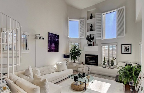 Pacific Palisades Condo | n"Your Ideal Coastal Retreat! Walking Distance to Everything You Need!