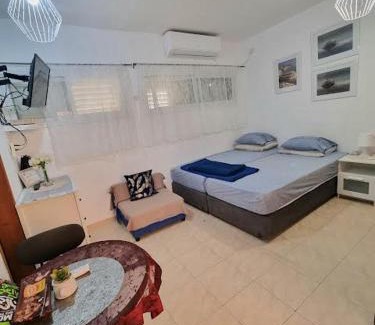 Neve Zohar Cabin | Nadia Hosting Dead Sea