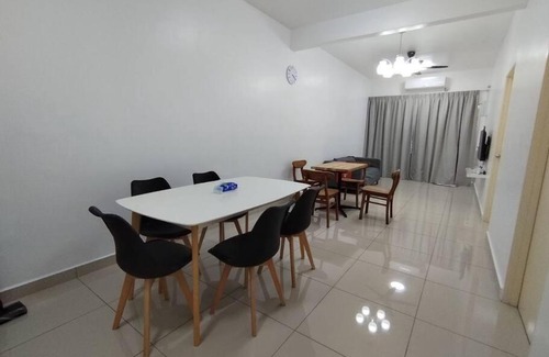 Taman Teratai Apartment | Nana's Sitiawan Home Stay, Victoria cottage