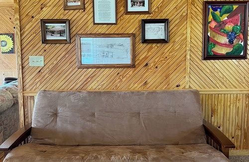 Jonesboro Bed & Breakfast | Nanny's Place -In Heart of Wine Trail/Hiking.