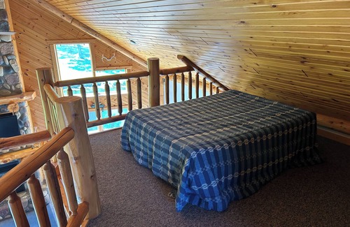 Hannibal Cabin | National Forest, Fishing, Trail riding, Hunting, Bars/Eatery and Pet-Friendly