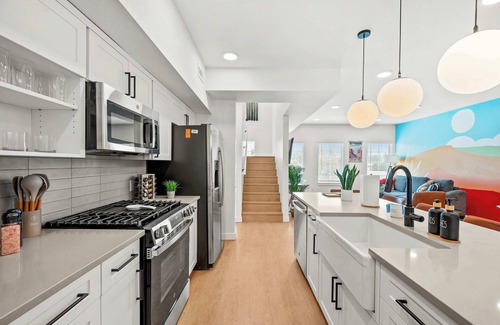 People's Freeway House | Natl Park 2BR Townhome King 2-Car Garage