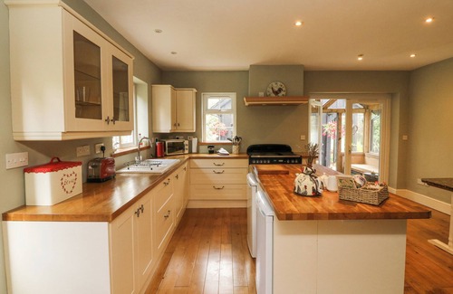 Okehampton Cottage | NATTADEN @ FOURWINDS, pet friendly, with open fire in Okehampton