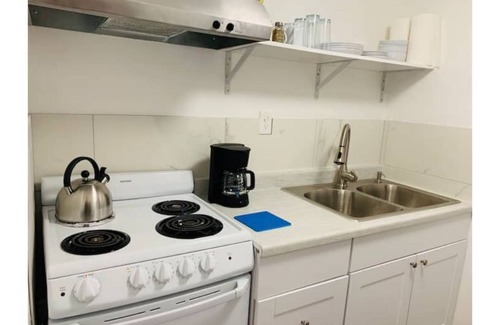 San Leandro House | Natural Light 1 Bedroom In-Law Unit w/Washer/Dryer