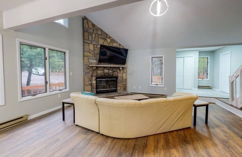 Lake Harmony Estates Cottage | Nature Embrace 4BR Cottage w/Lake Harmony Views