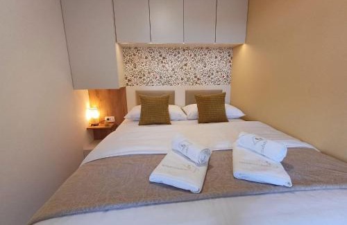 Dane House | Nature Getaway with Private Sauna, Wooden Soaking Hot Tub & Champagne Welcome