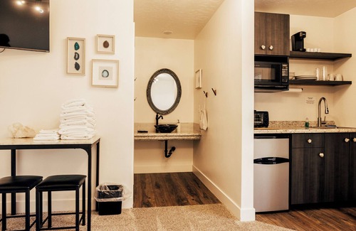 Jensen Cabin | Nature Lodge SLEEPS 80+ Family Reunions, Corporate Retreats. Entire Facility