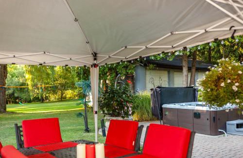 Hamilton House | Nature Oasis BarMar 2BR Suite in Dundas close to Webster Falls