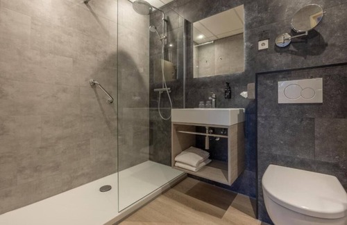 Berg en Dal Hotel | Nature Retreat with Modern Comfort, Pool & Free Parking Included!