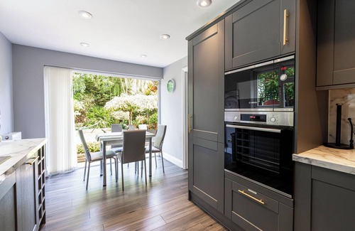 Canvey Island House | Nature's Serenade:3BR Classic Home-Jacuzzi & Sauna