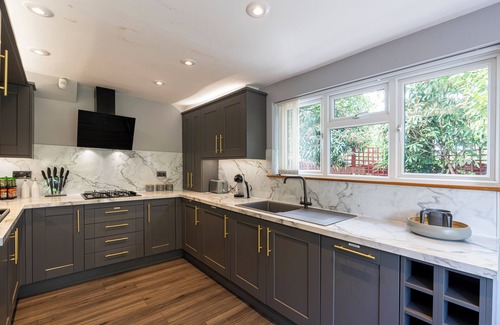 Canvey Island House | Nature's Serenade:3BR Classic Home-Jacuzzi & Sauna