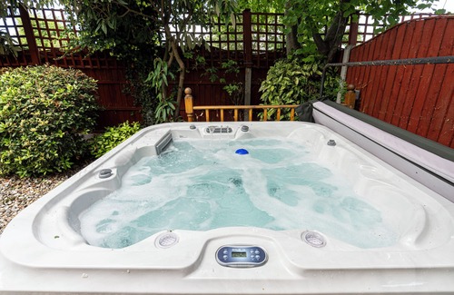 Canvey Island House | Nature's Serenade:3BR Classic Home-Jacuzzi & Sauna