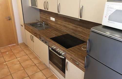 Ahrensbok Apartment | Naturnahes Gästezimmer mit Küche in Ostseenähe