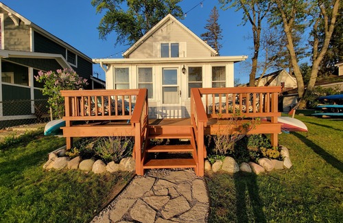 Lakeland Cottage | Nautical Nic's Cozy Lakefront Cottage