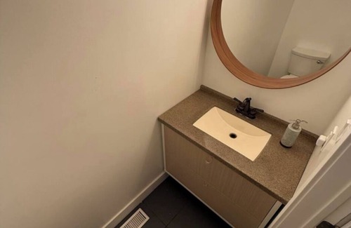 Ottawa Division House | nClean renovated room Just 5 minutes away from Ottawa airport.