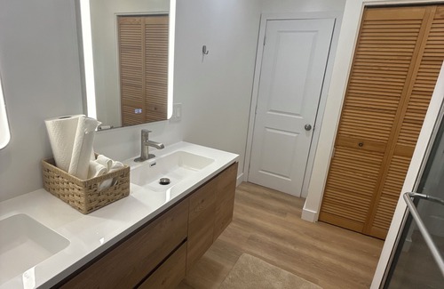 Ottawa Division House | nClean renovated room Just 5 minutes away from Ottawa airport.