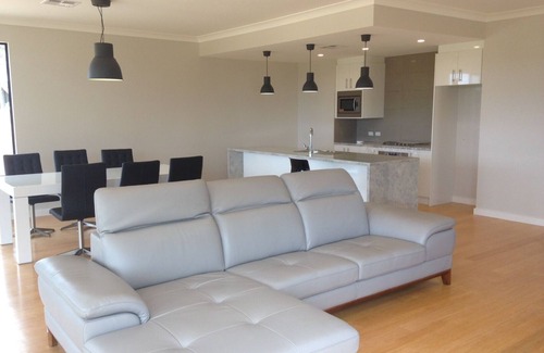 Emu Flat Villa | Neagles Retreat Villa 8-1 bedroom plus a sofa bed