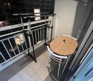 Kapitolyo Apartment | Near Bgc 1Br Wi-Fi Netflix balcony skyline
