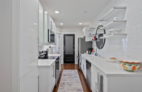 Union Park Apartment | Near campus, Xcel Center, Allianz Field, hospitals, king bed & free parking! 2
