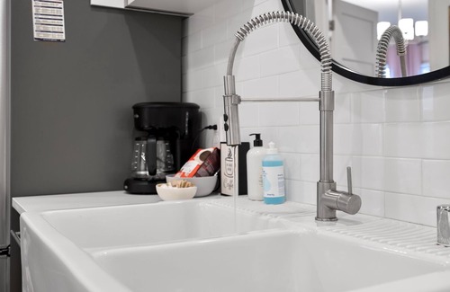 Union Park Apartment | Near campus, Xcel Center, Allianz Field, hospitals, king bed & free parking! 2